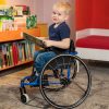 Panthera Micro 3 Çocuk Tekerlekli Sandalyesi. Üzerinde sarışın 2-3 yaşlarında bir erkek çocuk var. YAndan çekilmiş. Afacan bişey! :)